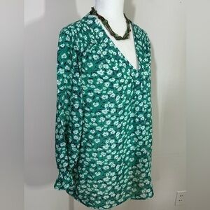 Jones & Co sz med blouse button down in a grass green with a ditsy print